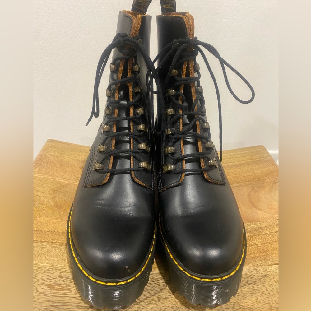 Dr. Martens Leona Boot